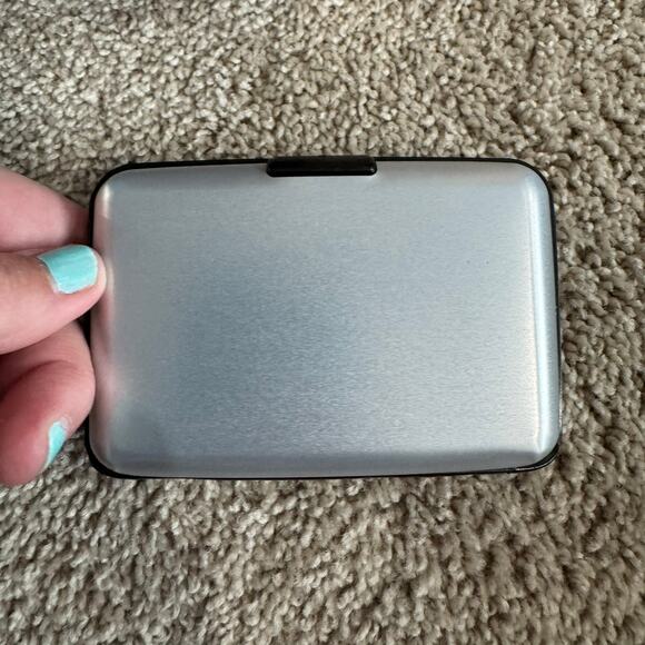 NEW Silver & Black Hard Shell Credit Card Wallet Closes Tightly Multiple Slots - Picture 4 of 11